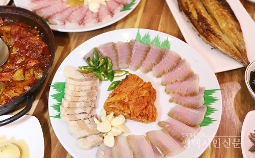 Hongeo (홍어) – Món cá đuối lên men Top 10 món ăn kỳ lạ của Hàn Quốc